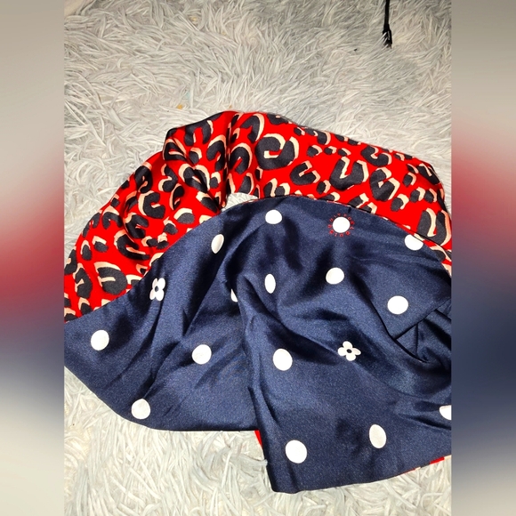 Louis Vuitton Blue & Red Animal Print Infinty Scarf (NWOT)(TAG ATTACHED)(2 WAY) - Picture 4 of 7